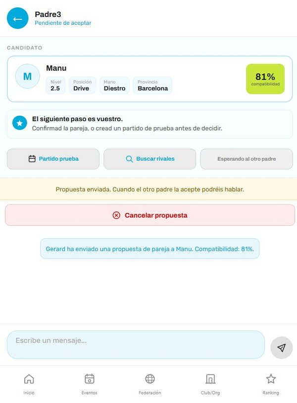 Chat privado entre dos padres en SmashPlay para organizar partido de pádel infantil con propuesta de pareja y 81% de compatibilidad